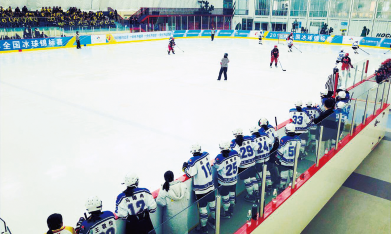 河北女子冰球队首次亮相全国顶级赛事