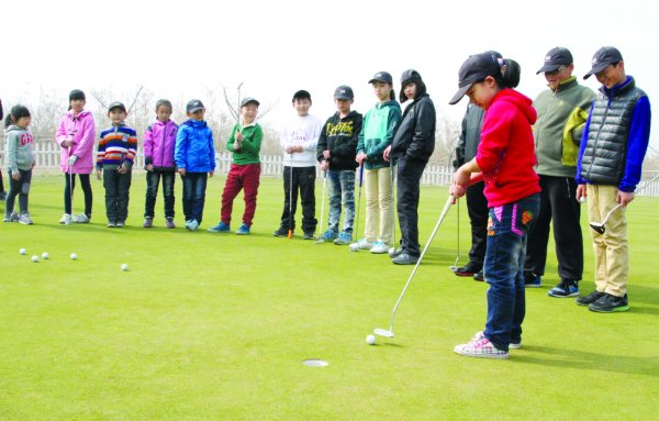 石家庄滹沱河高尔夫俱乐部举行青少年公益培训