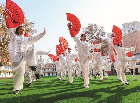 太极功夫扇舞动校园