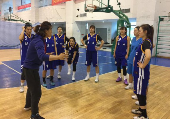 大球中心与俄罗斯青少年篮球队进行友谊比赛