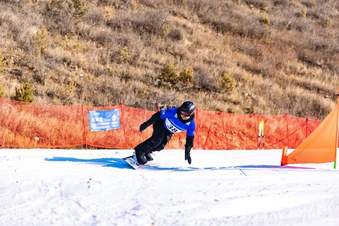 河北省第四届冰雪运动会滑雪比赛今日完美收官 单板滑雪大回转项目（社会组）今日产生4枚金牌